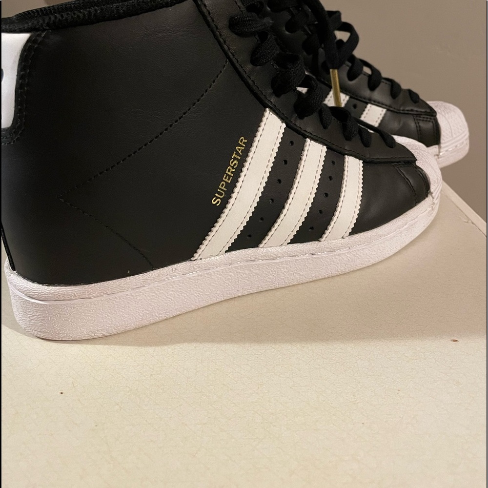 Adidas hightop, are brand new and in great condition!